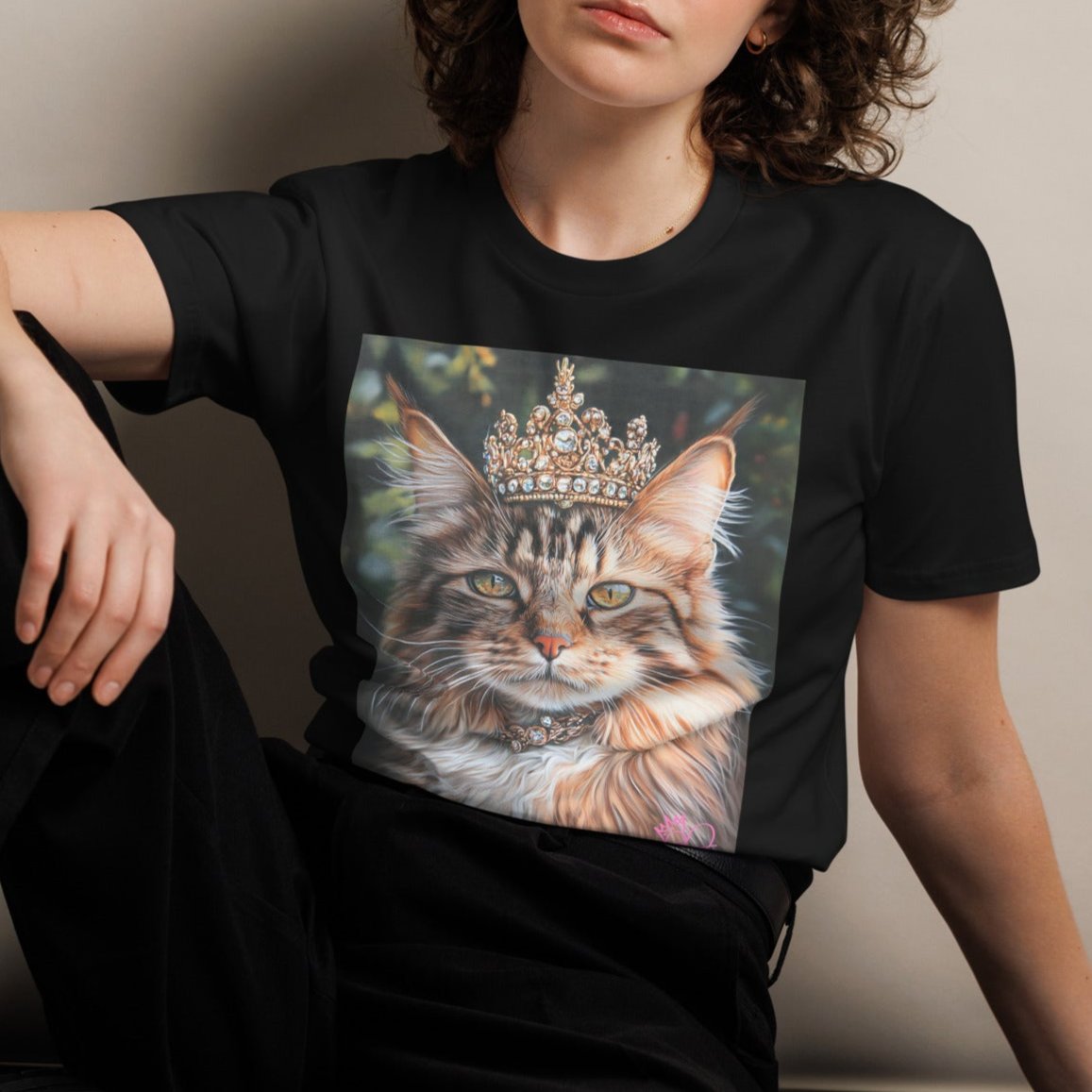 Female model wearing a t-shirt featuring a maine coon cat with a royal crown.